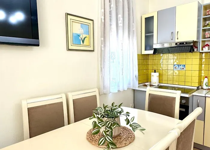 Four Seasons * Golem (Tirana)