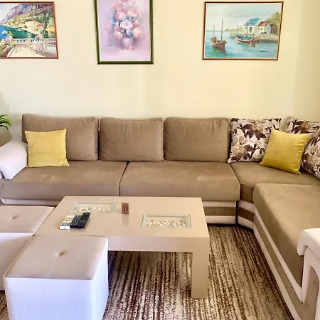 Four Seasons Golem Apartment